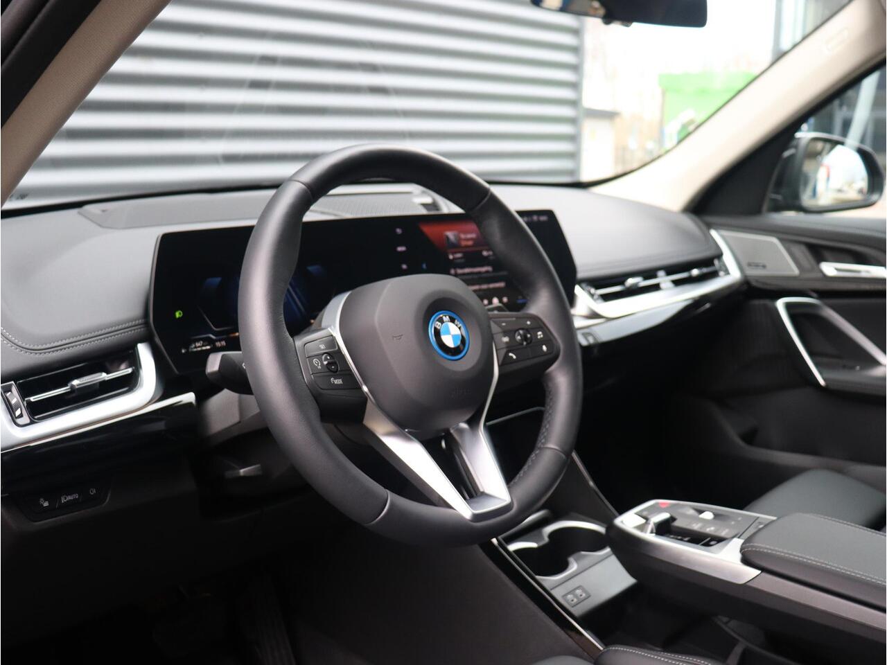 BMW X1 xDrive25e | xLine | Panodak | Head-Up | Trekhaak | Elektr. Stoelen | Driving Assistant Plus | Harman Kardon | Comfort Access | Parking Assistant Plus | 20'' LMV