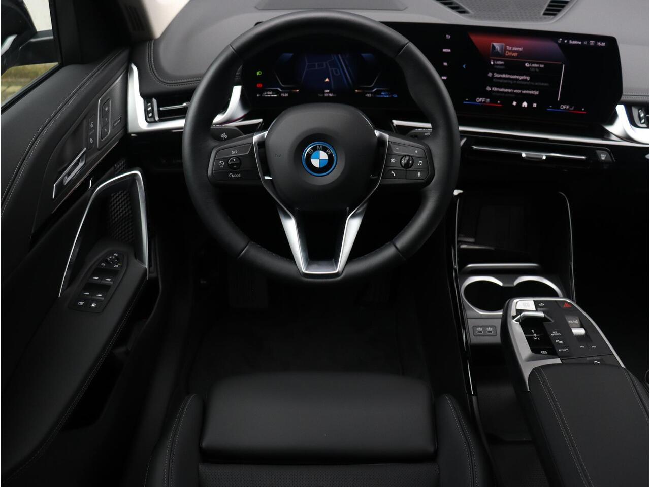 BMW X1 xDrive25e | xLine | Panodak | Head-Up | Trekhaak | Elektr. Stoelen | Driving Assistant Plus | Harman Kardon | Comfort Access | Parking Assistant Plus | 20'' LMV