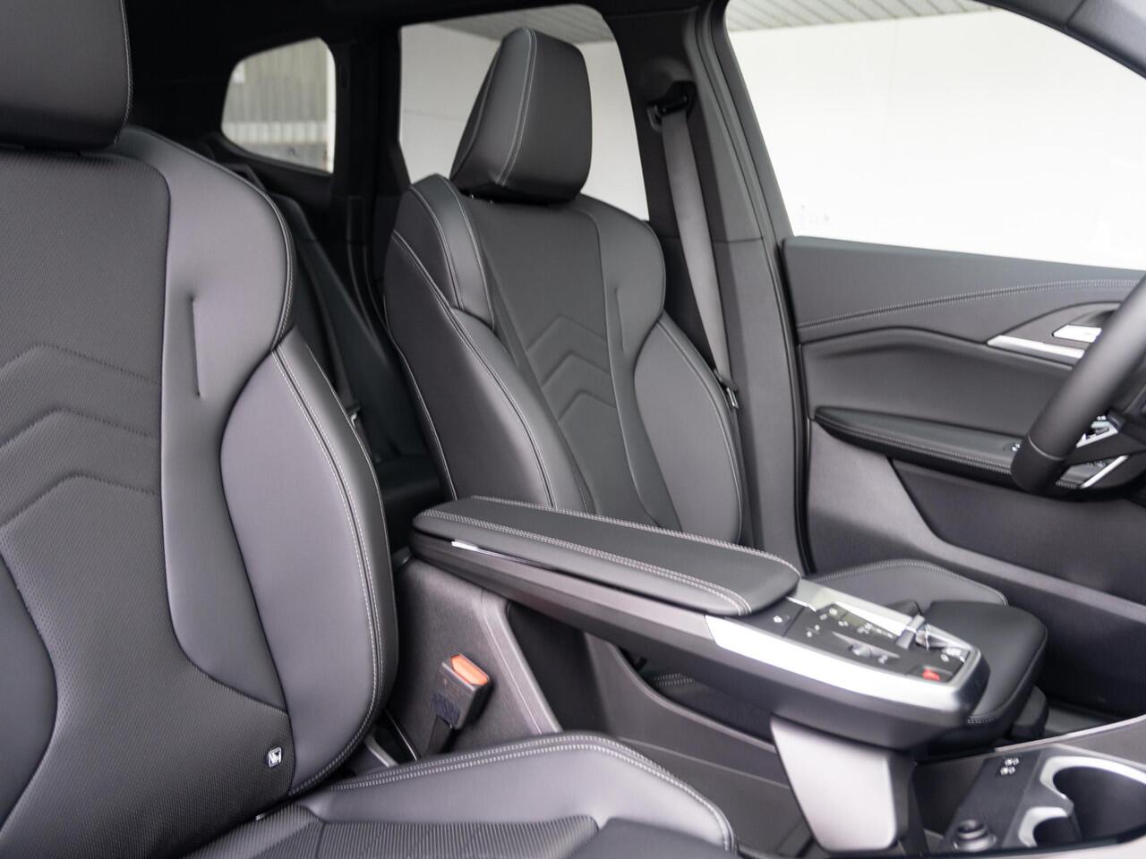 BMW X1 xDrive25e | M Sportpakket | Premium Pack | Stuurwielrand verwarmd | Comfort Access | Achteruitrijcamera | Panoramadak | Stoelverwarming | Harman-Kardon | Trekhaak | Lentevoordeel