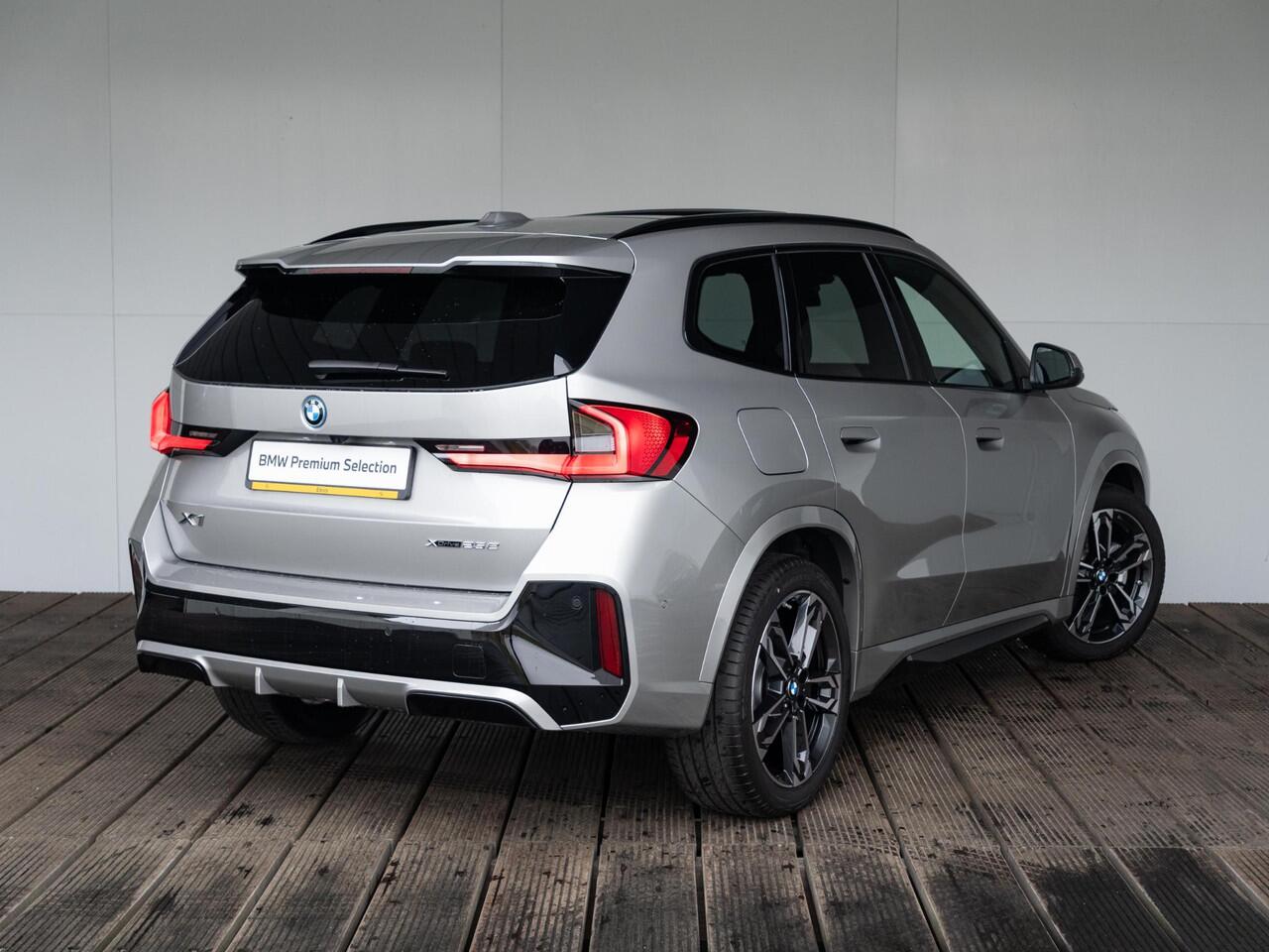 BMW X1 xDrive25e | M Sportpakket | Premium Pack | Stuurwielrand verwarmd | Comfort Access | Achteruitrijcamera | Panoramadak | Stoelverwarming | Harman-Kardon | Trekhaak | Lentevoordeel