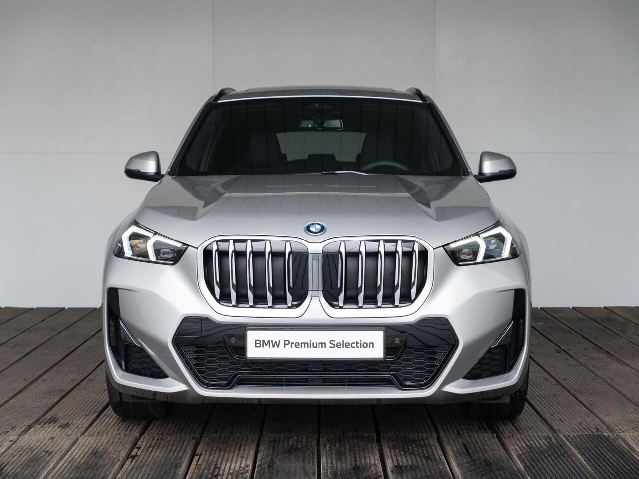 BMW X1 xDrive25e | M Sportpakket | Premium Pack | Stuurwielrand verwarmd | Comfort Access | Achteruitrijcamera | Panoramadak | Stoelverwarming | Harman-Kardon | Trekhaak | Lentevoordeel