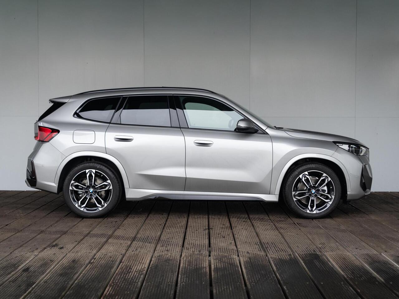 BMW X1 xDrive25e | M Sportpakket | Premium Pack | Stuurwielrand verwarmd | Comfort Access | Achteruitrijcamera | Panoramadak | Stoelverwarming | Harman-Kardon | Trekhaak | Lentevoordeel
