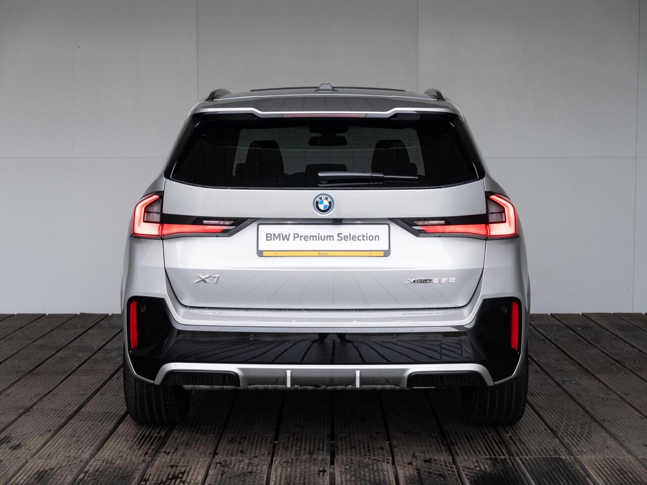 BMW X1 xDrive25e | M Sportpakket | Premium Pack | Stuurwielrand verwarmd | Comfort Access | Achteruitrijcamera | Panoramadak | Stoelverwarming | Harman-Kardon | Trekhaak | Lentevoordeel