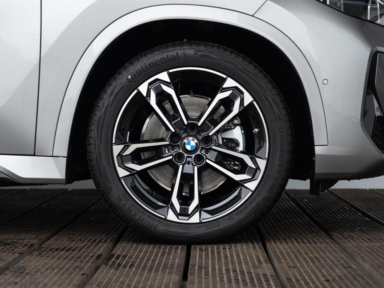 BMW X1 xDrive25e | M Sportpakket | Premium Pack | Stuurwielrand verwarmd | Comfort Access | Achteruitrijcamera | Panoramadak | Stoelverwarming | Harman-Kardon | Trekhaak | Lentevoordeel