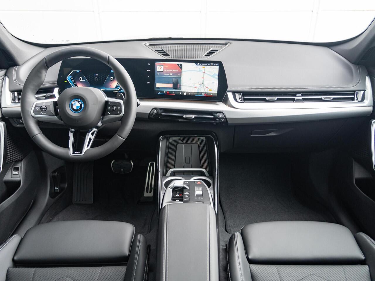 BMW X1 xDrive25e | M Sportpakket | Premium Pack | Stuurwielrand verwarmd | Comfort Access | Achteruitrijcamera | Panoramadak | Stoelverwarming | Harman-Kardon | Trekhaak | Lentevoordeel