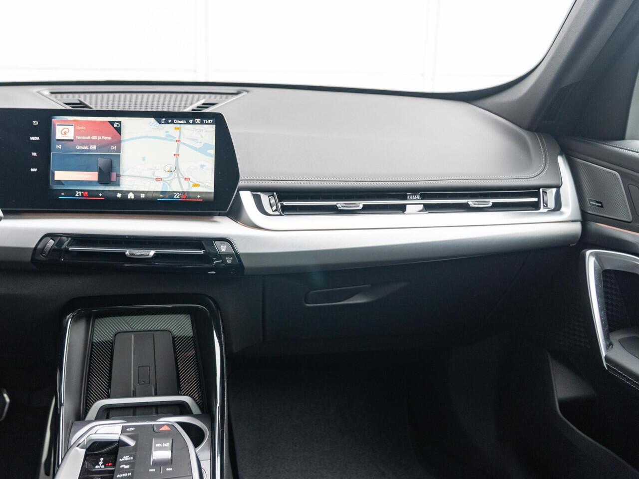 BMW X1 xDrive25e | M Sportpakket | Premium Pack | Stuurwielrand verwarmd | Comfort Access | Achteruitrijcamera | Panoramadak | Stoelverwarming | Harman-Kardon | Trekhaak | Lentevoordeel