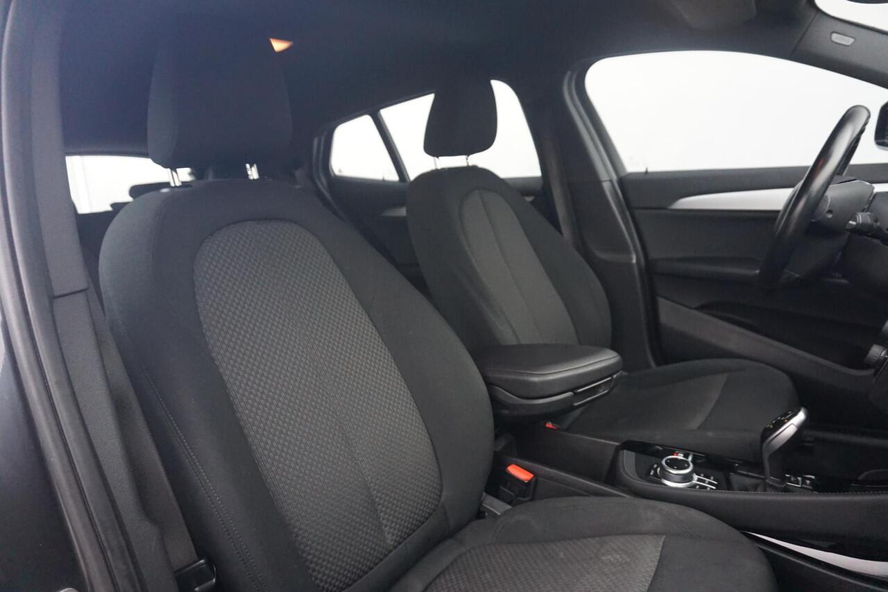 BMW X2 sDrive18i | 19 Inch / Cruise control / Automatische 2-zone airco / Elektrisch achterklep / Parkeersensor achter