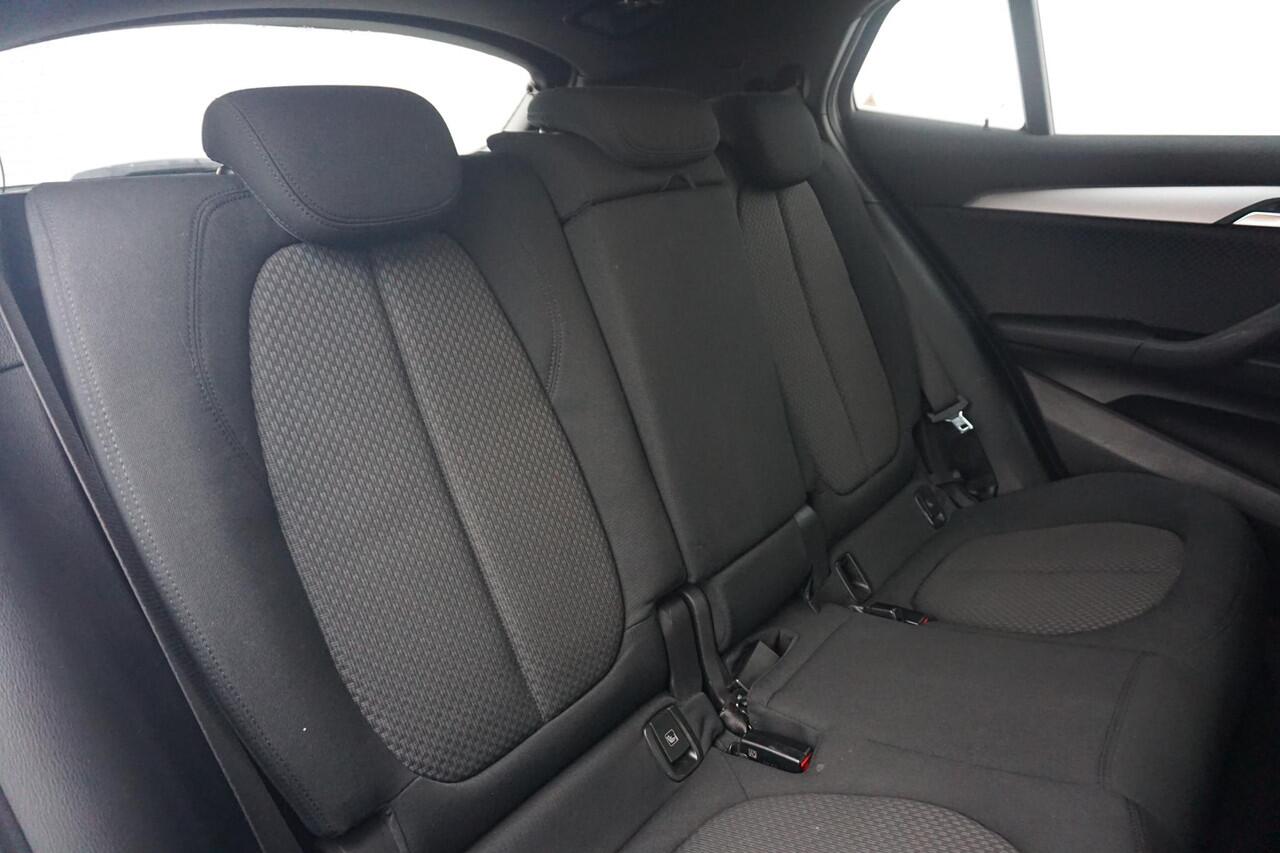 BMW X2 sDrive18i | 19 Inch / Cruise control / Automatische 2-zone airco / Elektrisch achterklep / Parkeersensor achter