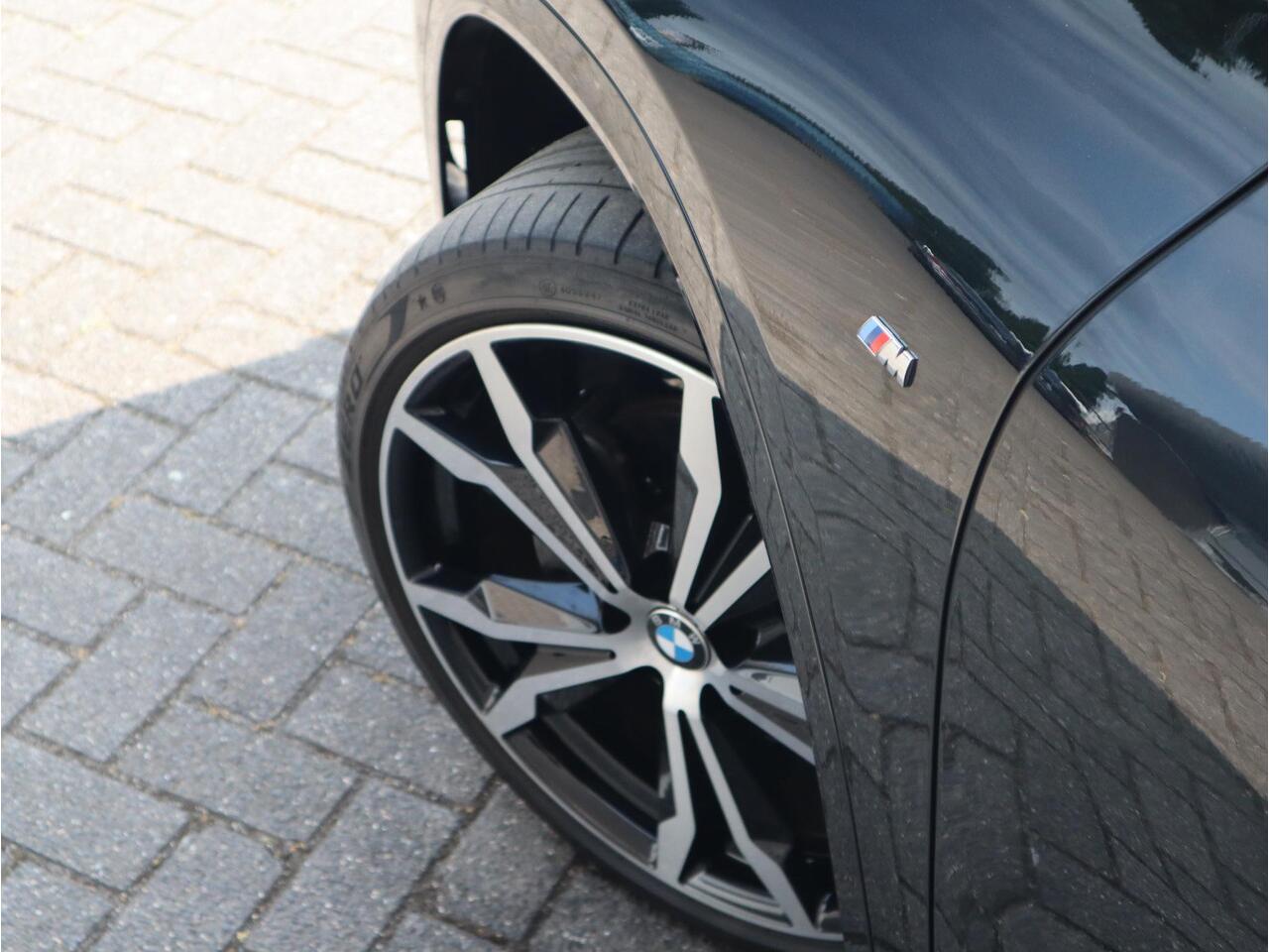 BMW X2 sDrive18i High Executive M Sport Automaat / Head up / Panoramadak / 19 Inch / HiFi