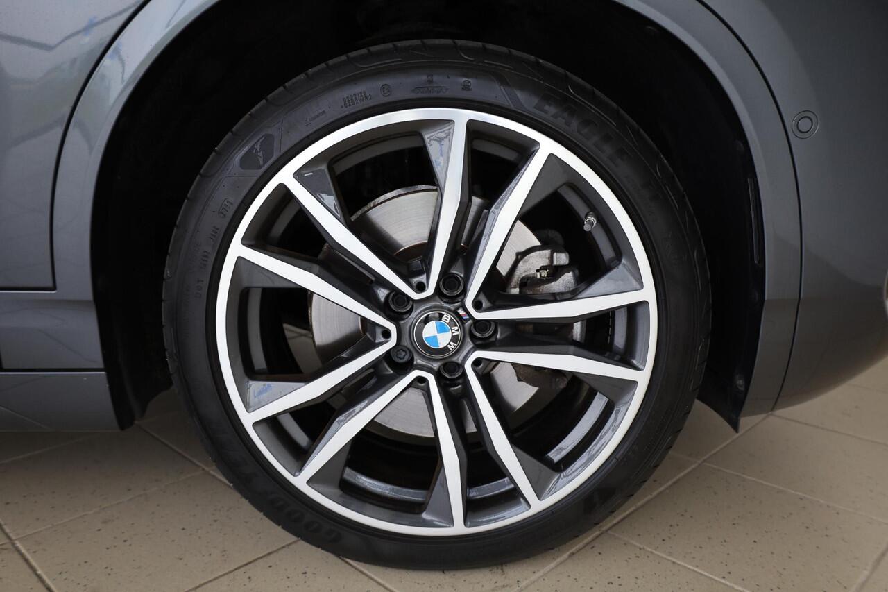 BMW X2 sDrive20i Executive Edition | M Sport | Achteruitrijcamera | Trekhaak | Stoelverwarming | Head-up Display
