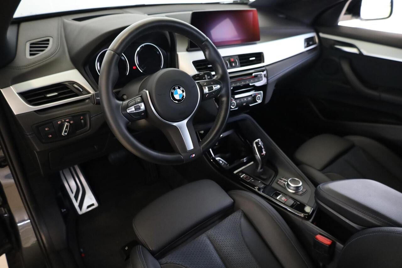 BMW X2 sDrive20i Executive Edition | M Sport | Achteruitrijcamera | Trekhaak | Stoelverwarming | Head-up Display