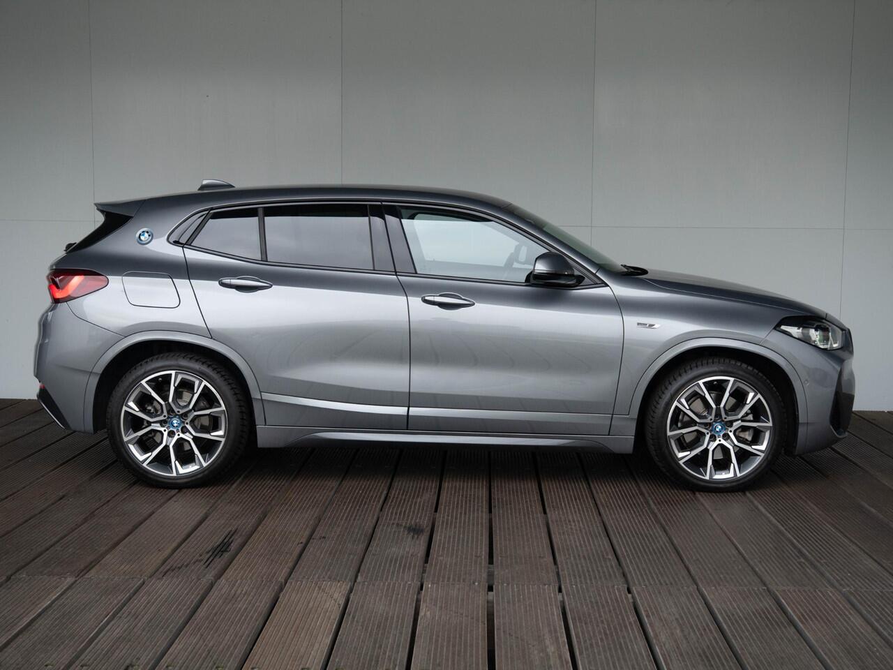 BMW X2 xDrive25e | High Executive | M Sportpakket | Stuurwielrand verwarmd | Achteruitrijcamera | Head-Up Display | LED | 19''