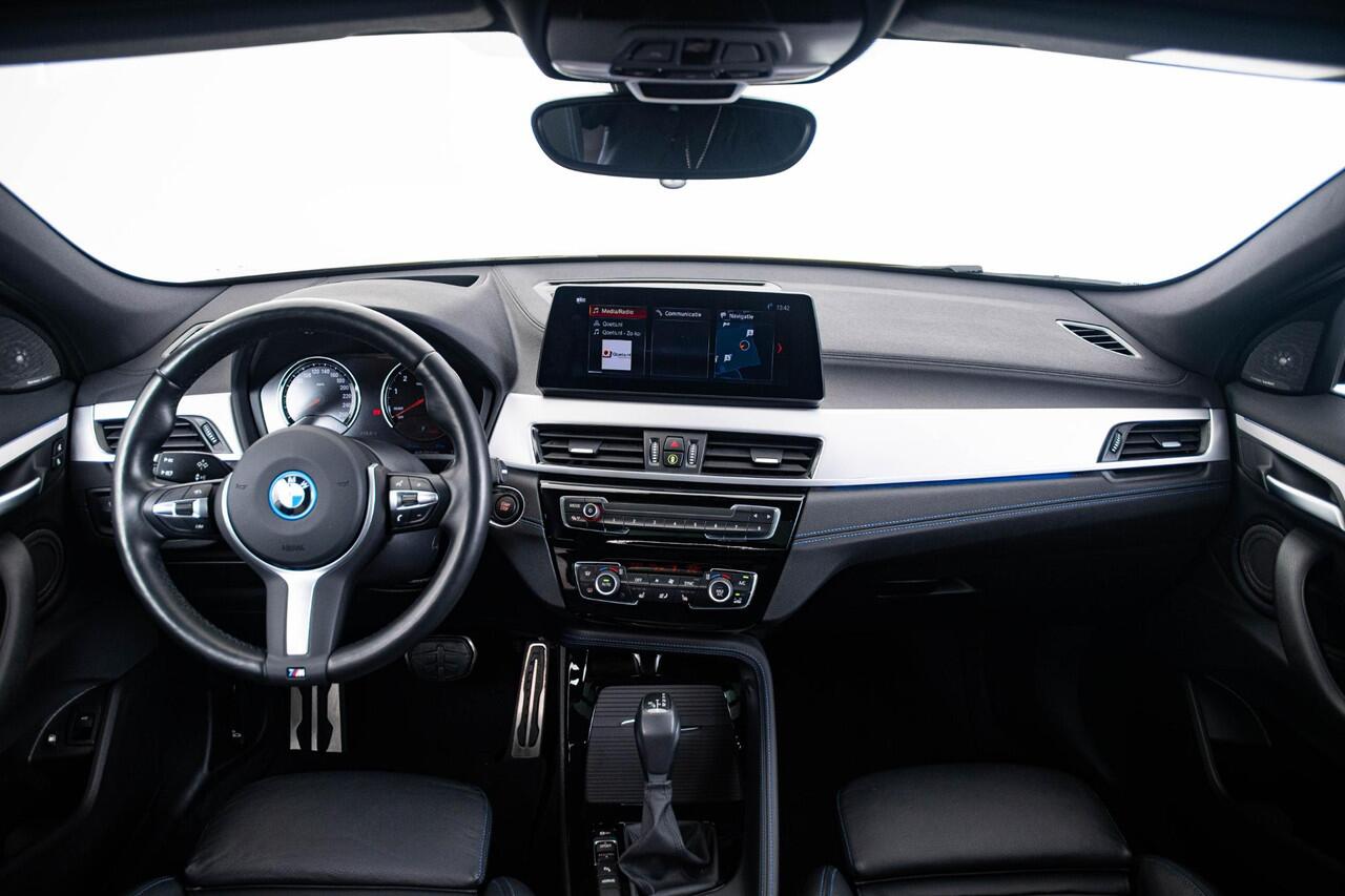 BMW X2 xDrive25e High Executive M Sport - Panoramadak - Elektrisch verwarmde voorstoelen - Getinte Ruiten - Comfort Access - Park Assistant - Head up - Harman Kardon - Navigatiesysteem Plus - Stuurwielrand verwarmd -