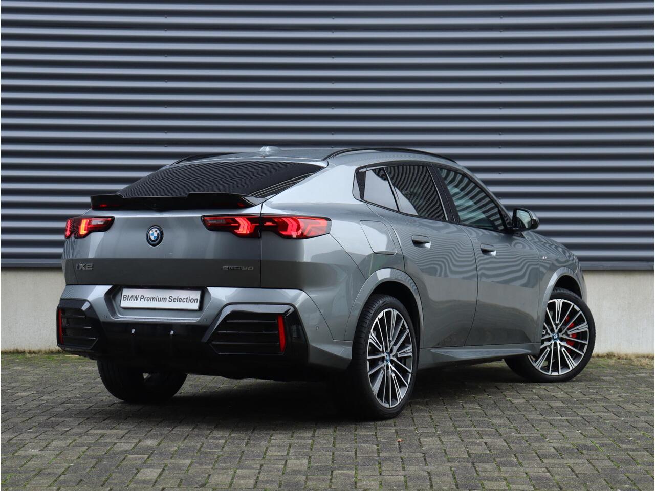 BMW X2 iX2 eDrive20 | M Sportpakket Pro | Harman Kardon | Elektr. Voorstoelen | Comfort Access | Stuurverwarming | Stoelverwarming | Achteruitrijcamera | 20'' LMV