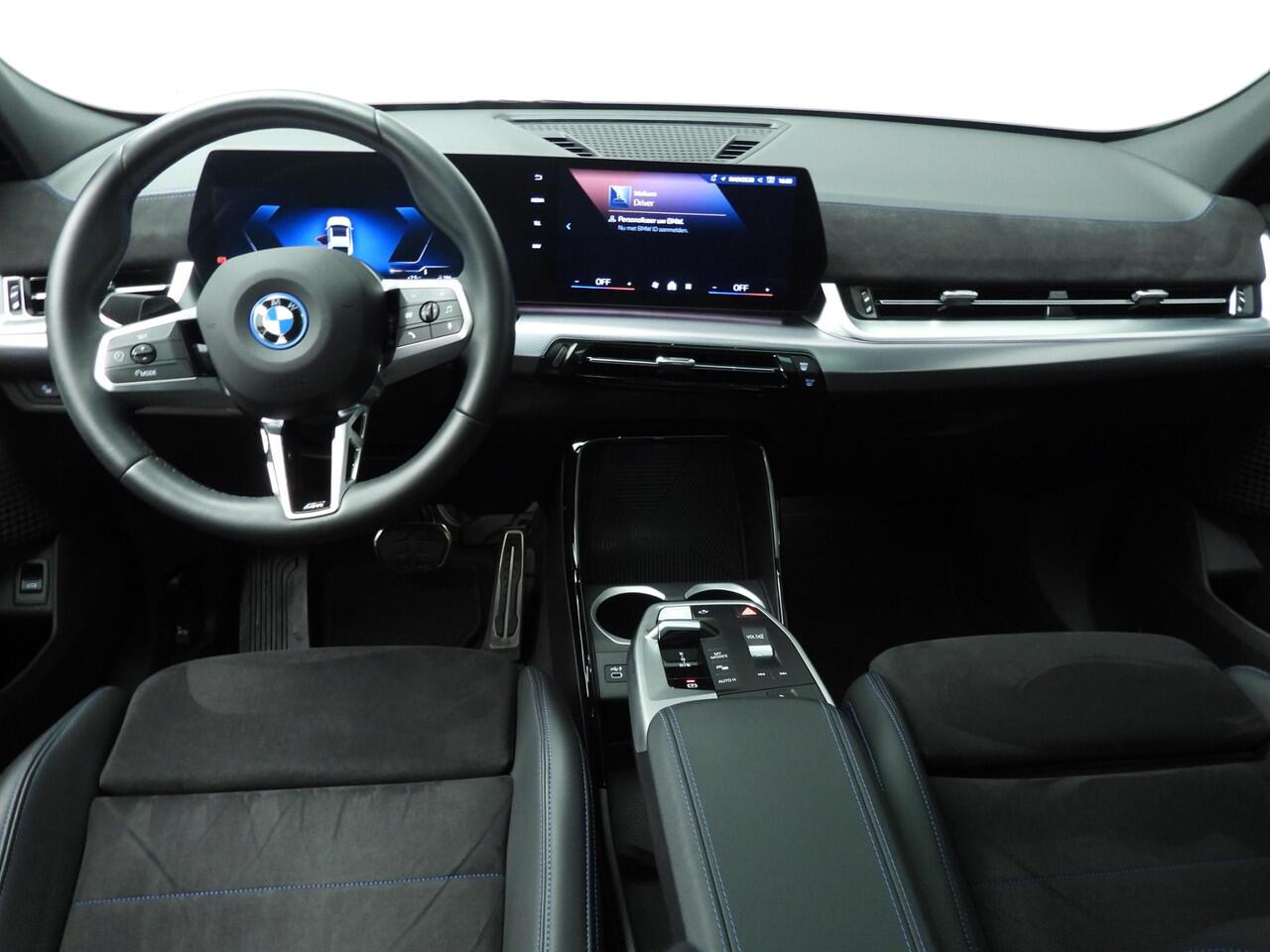 BMW X2 iX2 eDrive20 | M-Sportpakket | LED | Navigatie | Schuifdak | Sportstoelen | Shadow line | DAB | Alu 19 inch