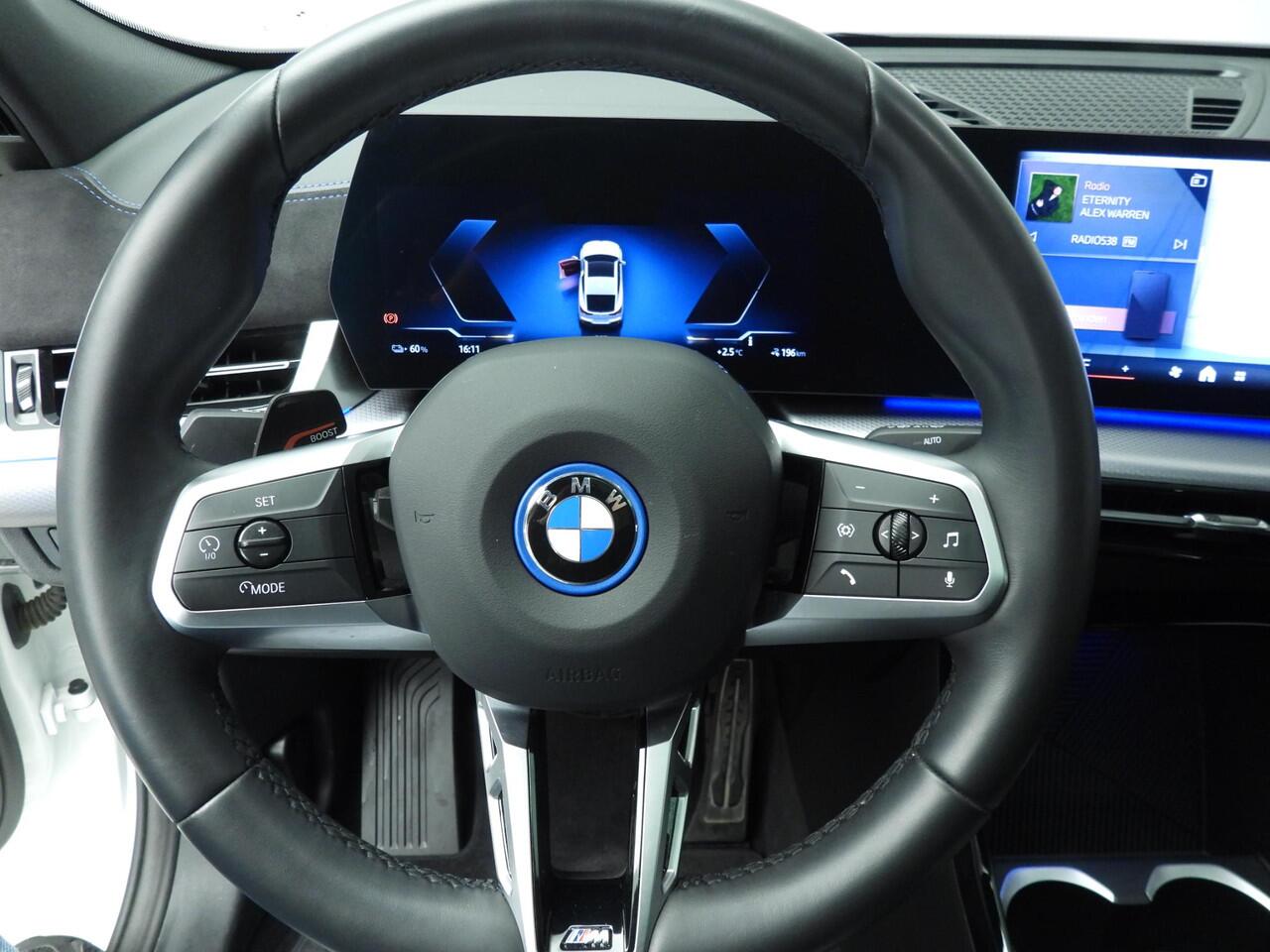 BMW X2 iX2 eDrive20 | M-Sportpakket | LED | Navigatie | Schuifdak | Sportstoelen | Shadow line | DAB | Alu 19 inch