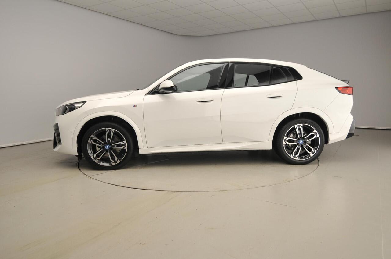 BMW X2 iX2 eDrive20 | M-Sportpakket | LED | Navigatie | Schuifdak | Sportstoelen | Shadow line | DAB | Alu 19 inch