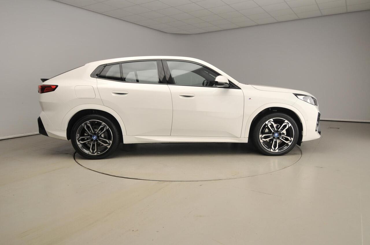 BMW X2 iX2 eDrive20 | M-Sportpakket | LED | Navigatie | Schuifdak | Sportstoelen | Shadow line | DAB | Alu 19 inch