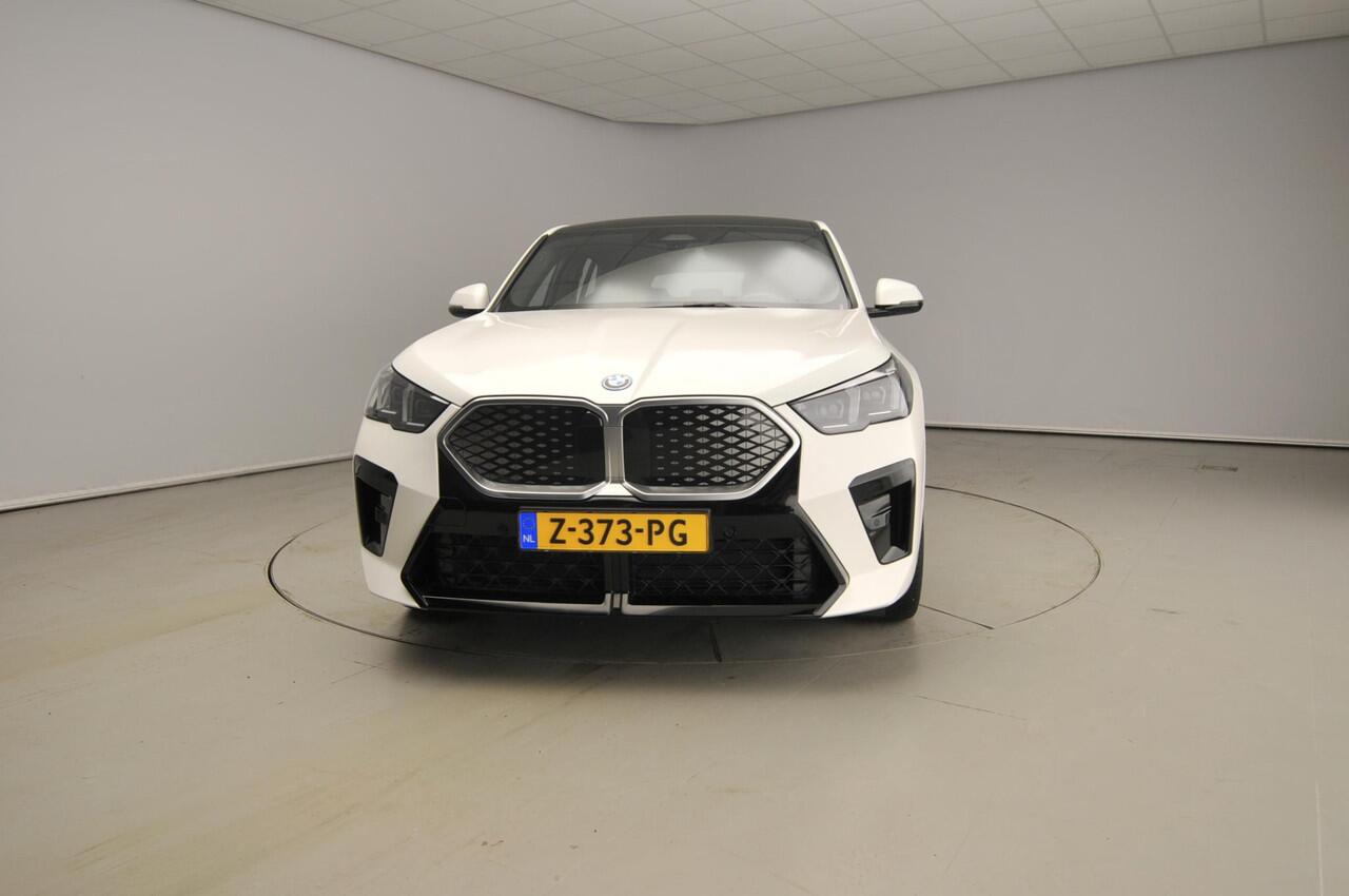 BMW X2 iX2 eDrive20 | M-Sportpakket | LED | Navigatie | Schuifdak | Sportstoelen | Shadow line | DAB | Alu 19 inch