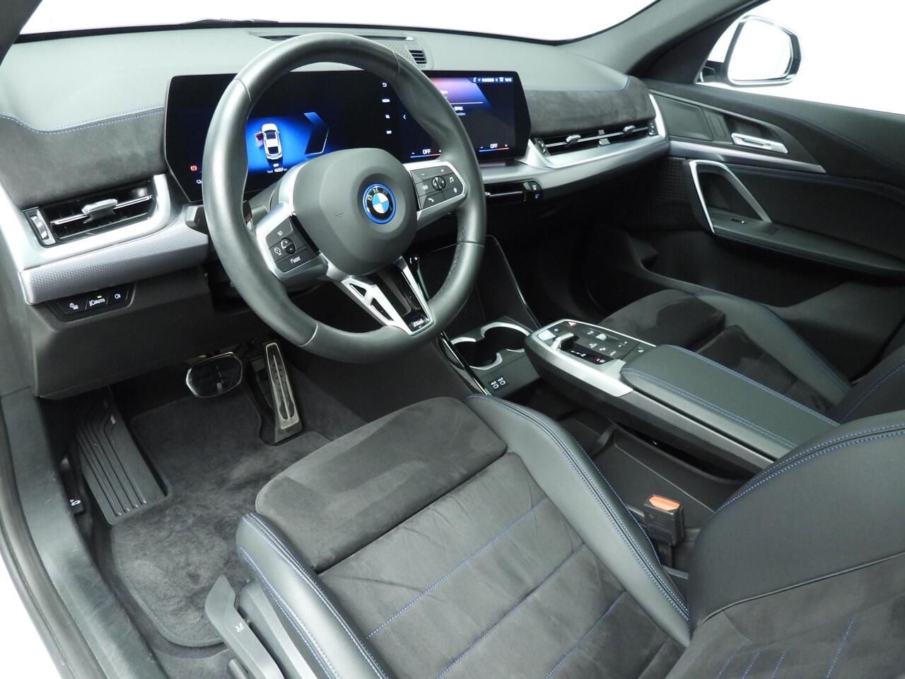 BMW X2 iX2 eDrive20 | M-Sportpakket | LED | Navigatie | Schuifdak | Sportstoelen | Shadow line | DAB | Alu 19 inch