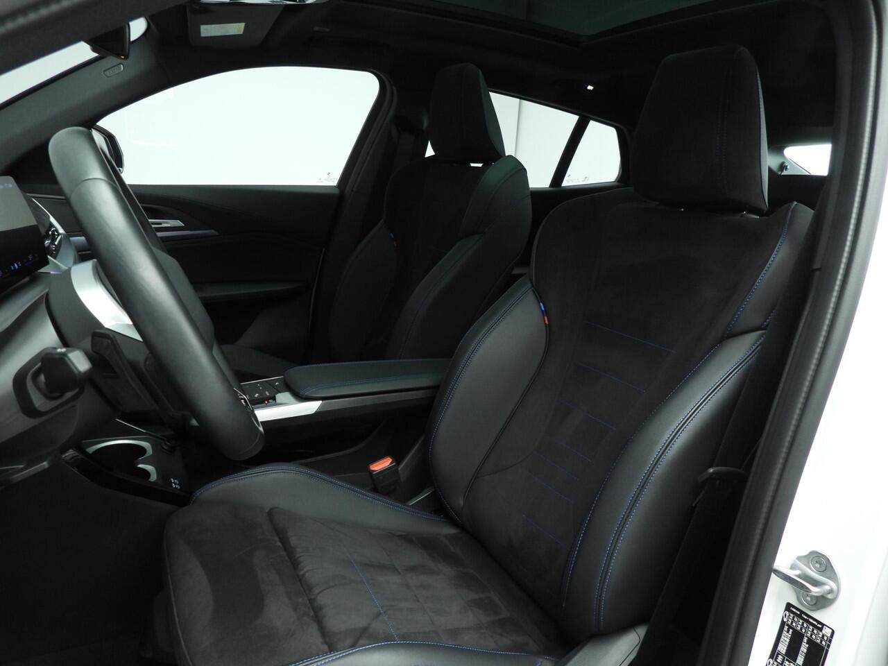 BMW X2 iX2 eDrive20 | M-Sportpakket | LED | Navigatie | Schuifdak | Sportstoelen | Shadow line | DAB | Alu 19 inch