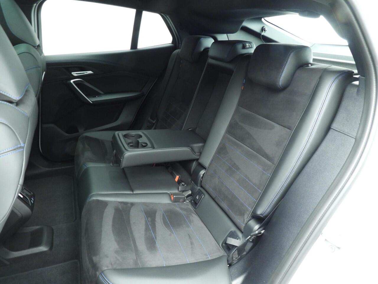 BMW X2 iX2 eDrive20 | M-Sportpakket | LED | Navigatie | Schuifdak | Sportstoelen | Shadow line | DAB | Alu 19 inch