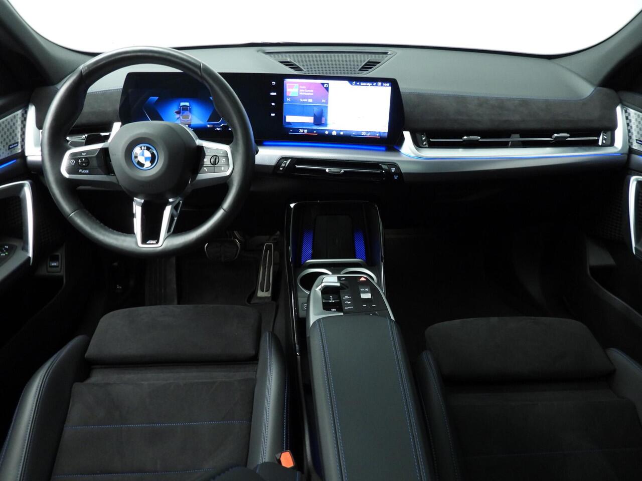BMW X2 iX2 eDrive20 | M-Sportpakket | LED | Navigatie | Panoramadak | Sportstoelen | Keyles go | DAB | Harman-kardon sound | Alu 20 inch