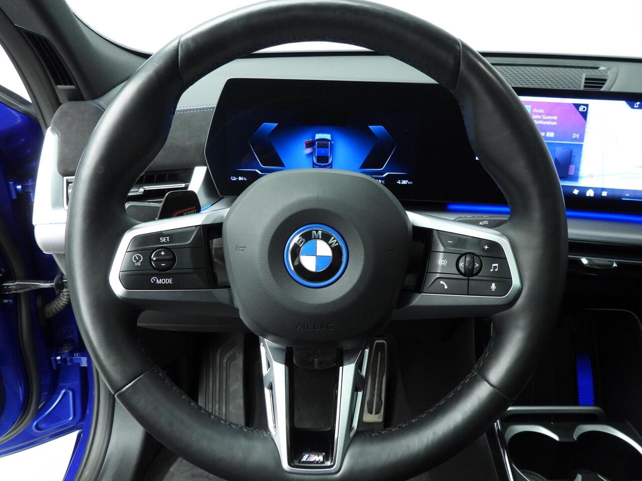 BMW X2 iX2 eDrive20 | M-Sportpakket | LED | Navigatie | Panoramadak | Sportstoelen | Keyles go | DAB | Harman-kardon sound | Alu 20 inch