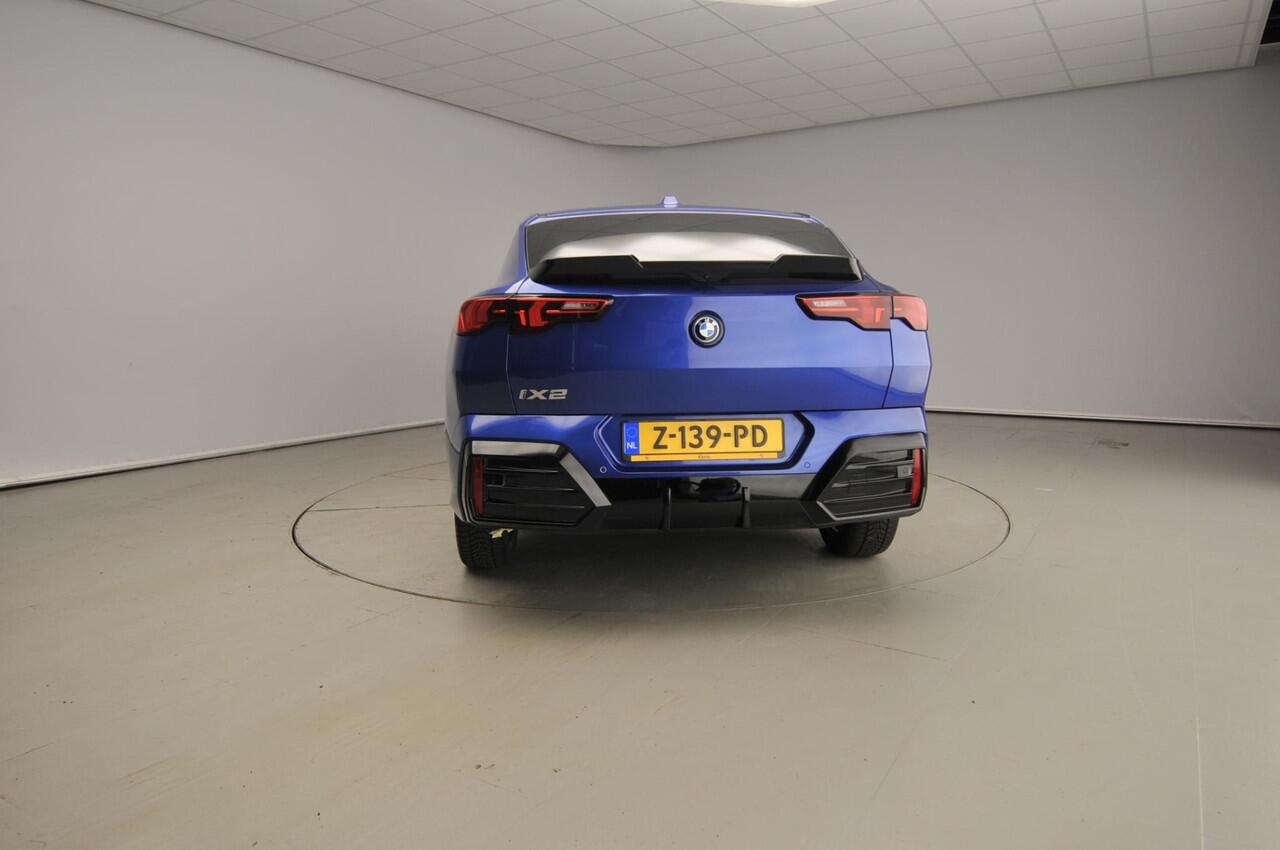 BMW X2 iX2 eDrive20 | M-Sportpakket | LED | Navigatie | Panoramadak | Sportstoelen | Keyles go | DAB | Harman-kardon sound | Alu 20 inch