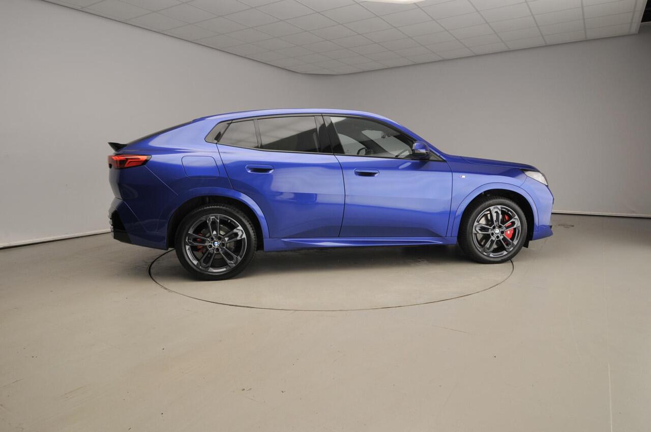 BMW X2 iX2 eDrive20 | M-Sportpakket | LED | Navigatie | Panoramadak | Sportstoelen | Keyles go | DAB | Harman-kardon sound | Alu 20 inch