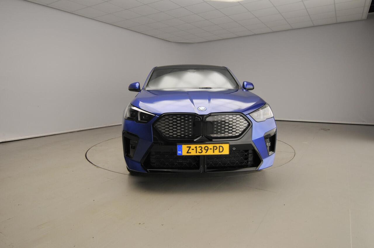 BMW X2 iX2 eDrive20 | M-Sportpakket | LED | Navigatie | Panoramadak | Sportstoelen | Keyles go | DAB | Harman-kardon sound | Alu 20 inch