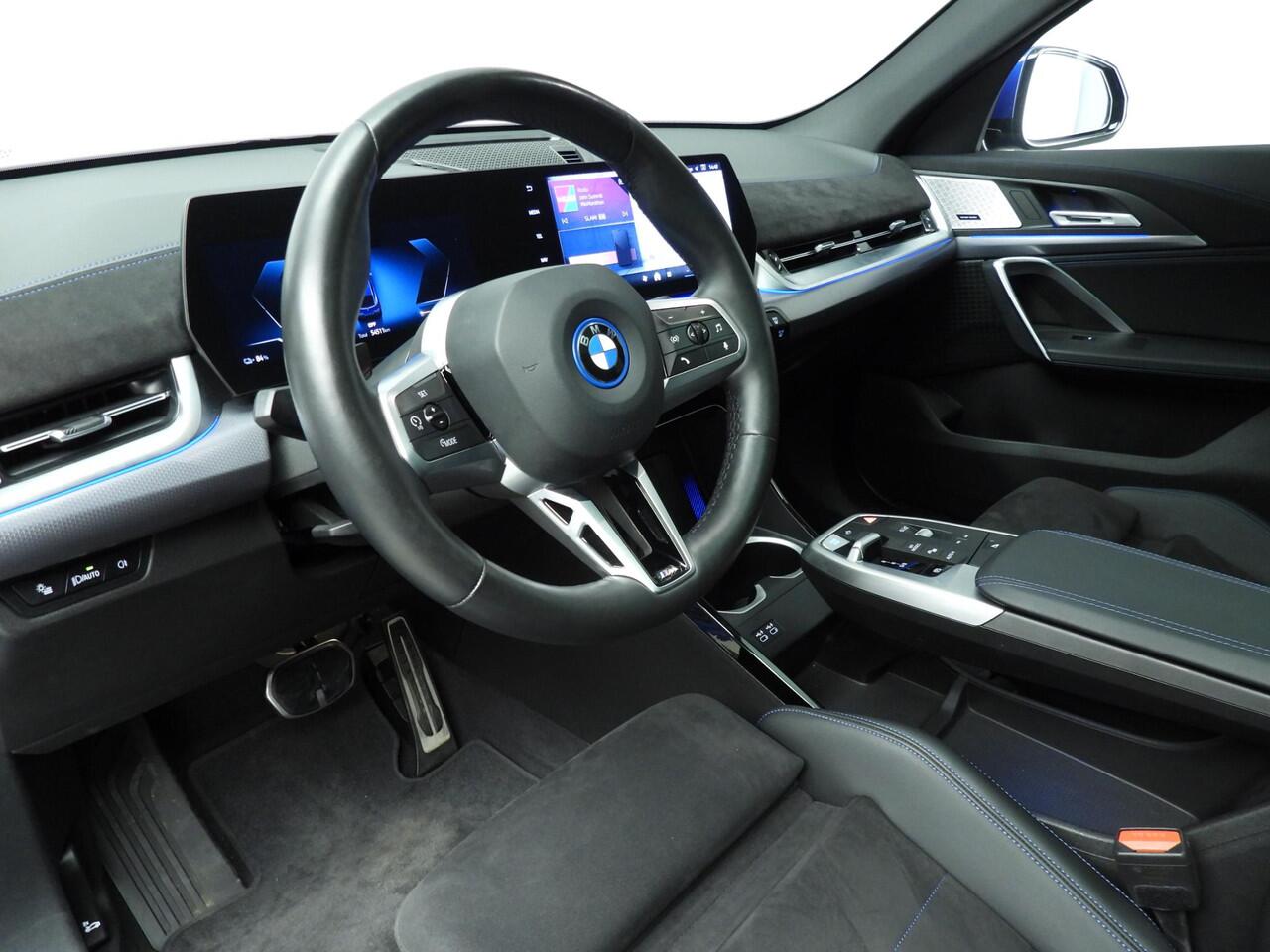 BMW X2 iX2 eDrive20 | M-Sportpakket | LED | Navigatie | Panoramadak | Sportstoelen | Keyles go | DAB | Harman-kardon sound | Alu 20 inch