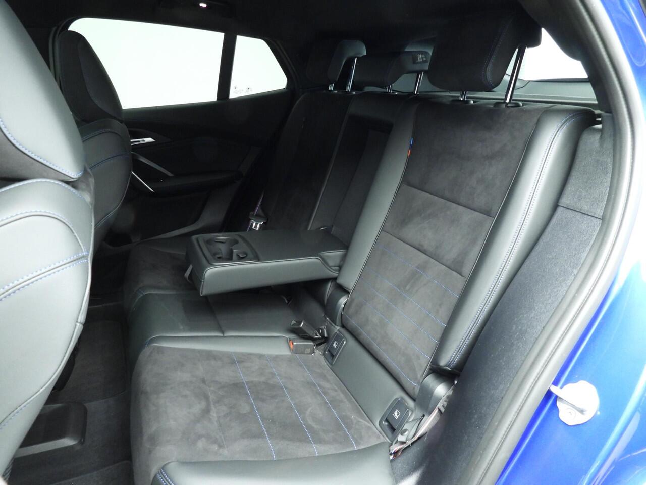 BMW X2 iX2 eDrive20 | M-Sportpakket | LED | Navigatie | Panoramadak | Sportstoelen | Keyles go | DAB | Harman-kardon sound | Alu 20 inch