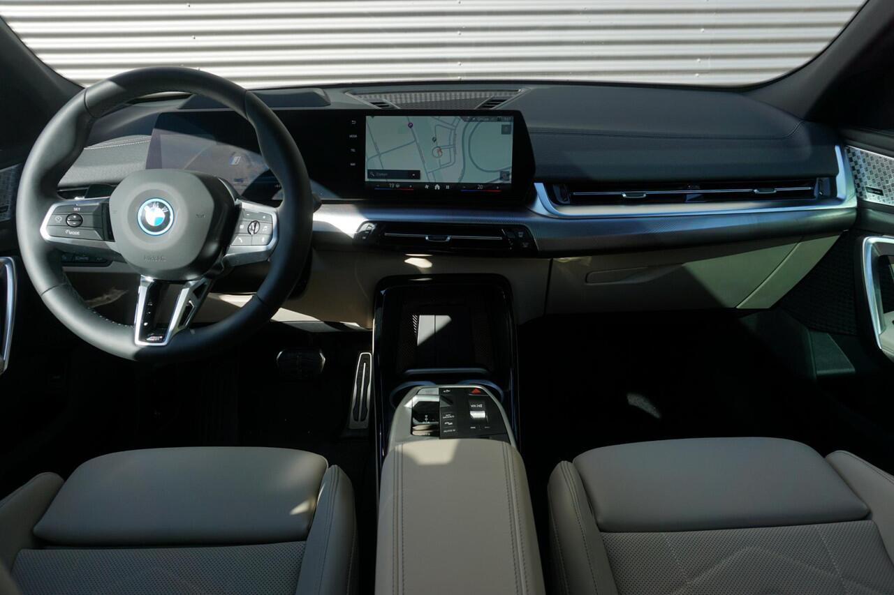 BMW X2 iX2 xDrive30 M Sportpakket Pro | Innovation Pack | Comfort Pack | Glazen panoramadak | Parking Assistant Plus | BMW Head-Up Display | Ekris Selection