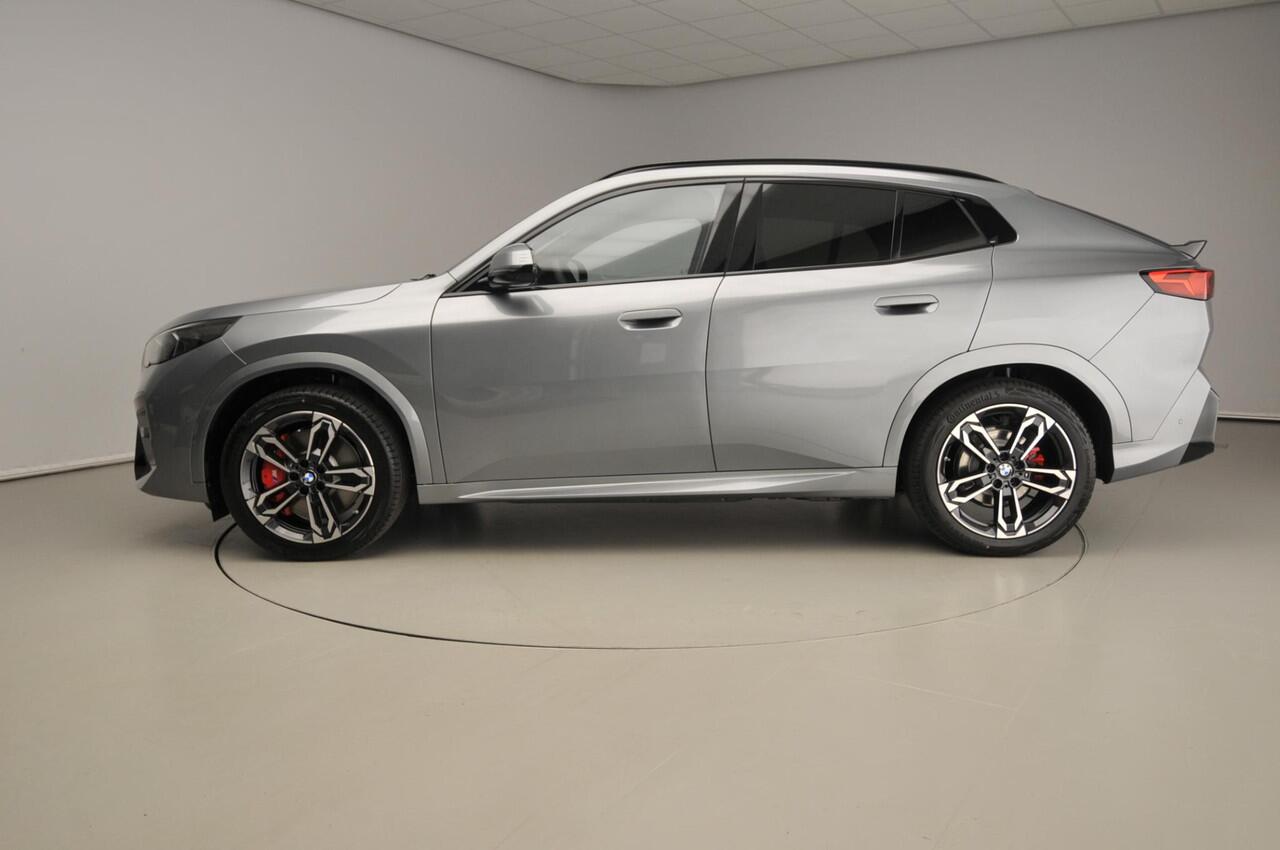 BMW X2 iX2 eDrive20 M-Sportpakket / Trekhaak / Panoramadak / Harman-Kardon / Getint glas / Alu wielen 19 inch