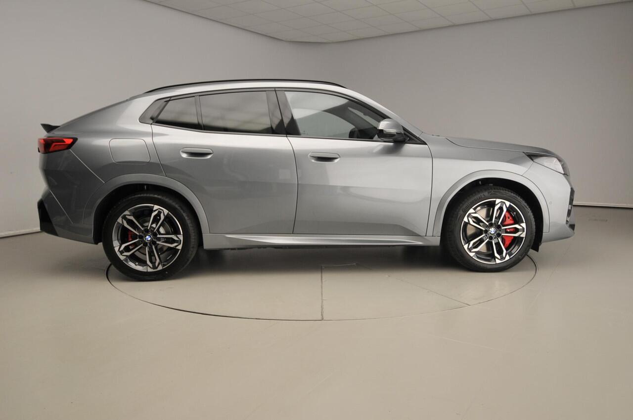 BMW X2 iX2 eDrive20 M-Sportpakket / Trekhaak / Panoramadak / Harman-Kardon / Getint glas / Alu wielen 19 inch