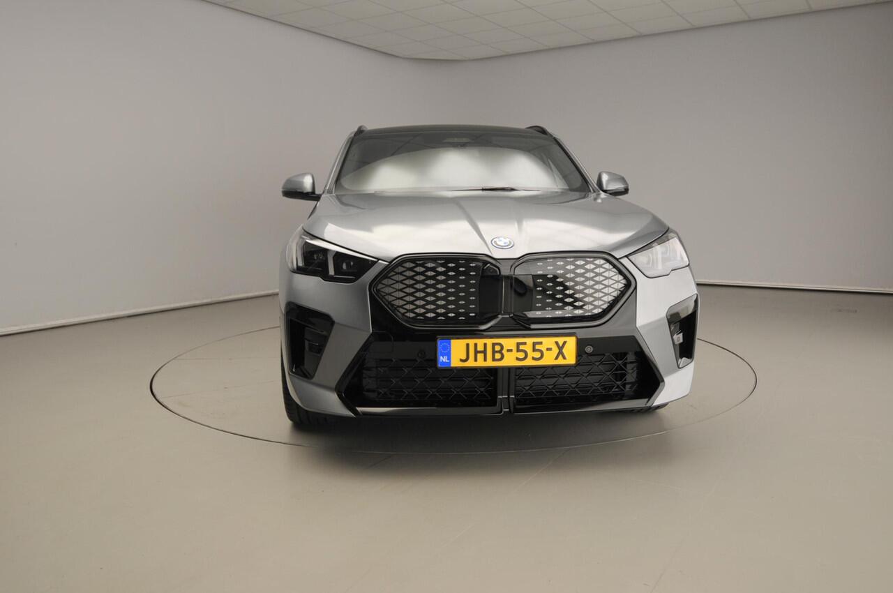 BMW X2 iX2 eDrive20 M-Sportpakket / Trekhaak / Panoramadak / Harman-Kardon / Getint glas / Alu wielen 19 inch