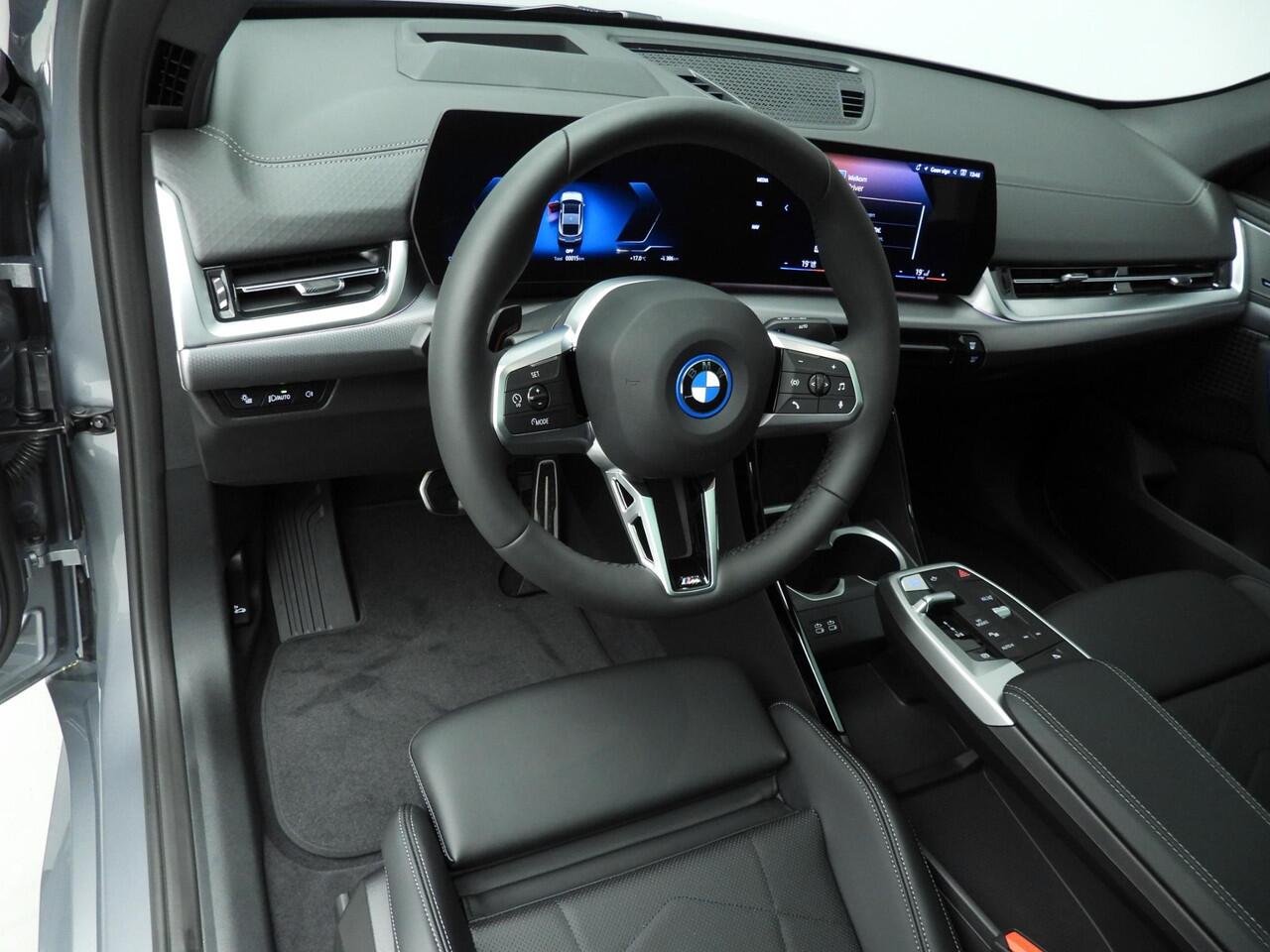 BMW X2 iX2 eDrive20 M-Sportpakket / Trekhaak / Panoramadak / Harman-Kardon / Getint glas / Alu wielen 19 inch