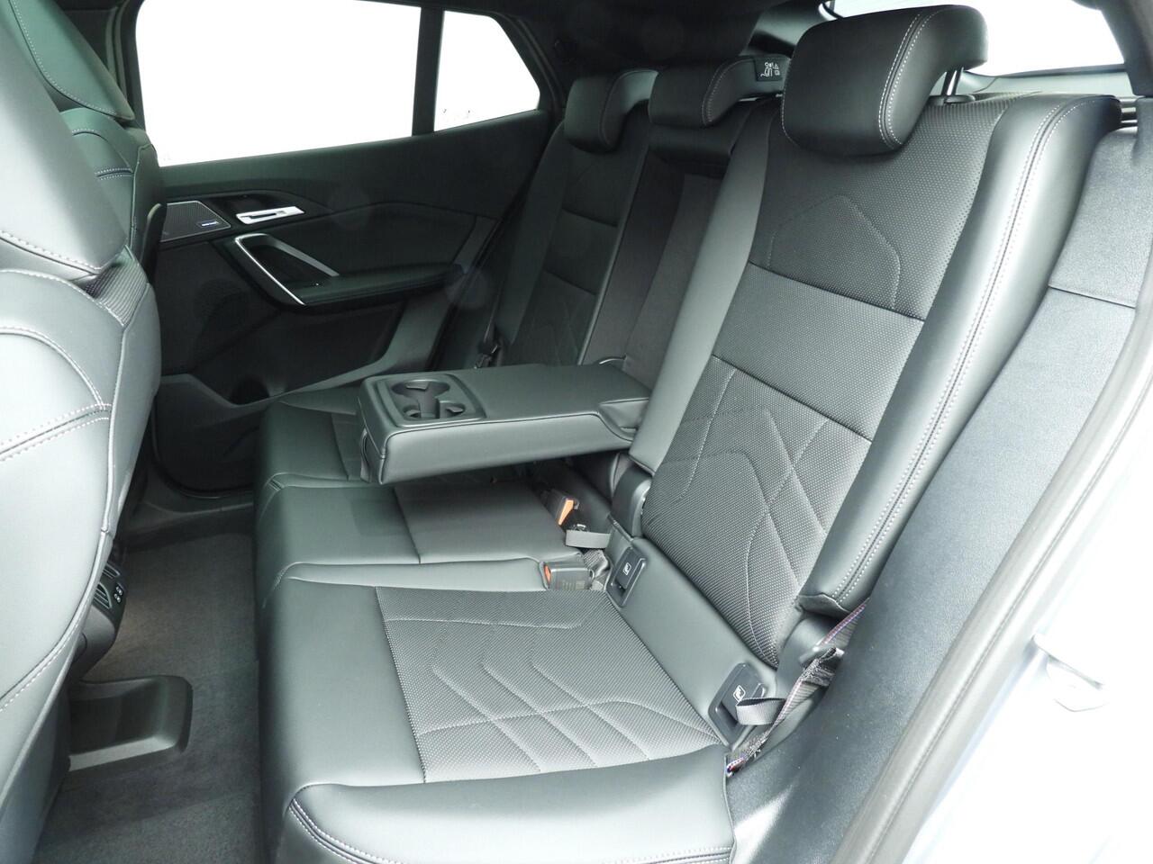 BMW X2 iX2 eDrive20 M-Sportpakket / Trekhaak / Panoramadak / Harman-Kardon / Getint glas / Alu wielen 19 inch