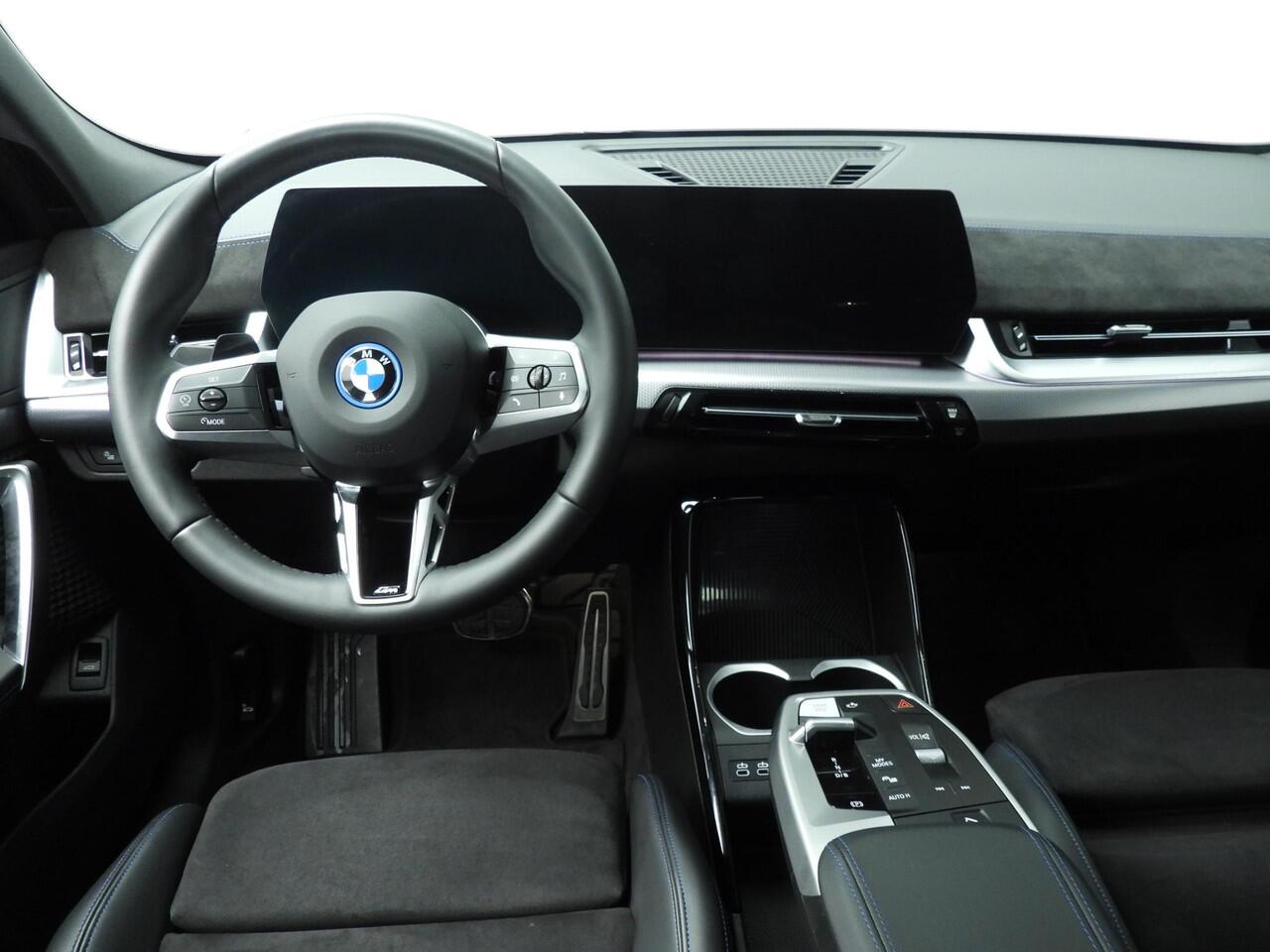 BMW X2 iX2 eDrive20 | M-Sportpakket | LED | Navigatie | Sportstoelen | Stoelverwarming | Adaptief onderstel | DAB | Alu 19 inch