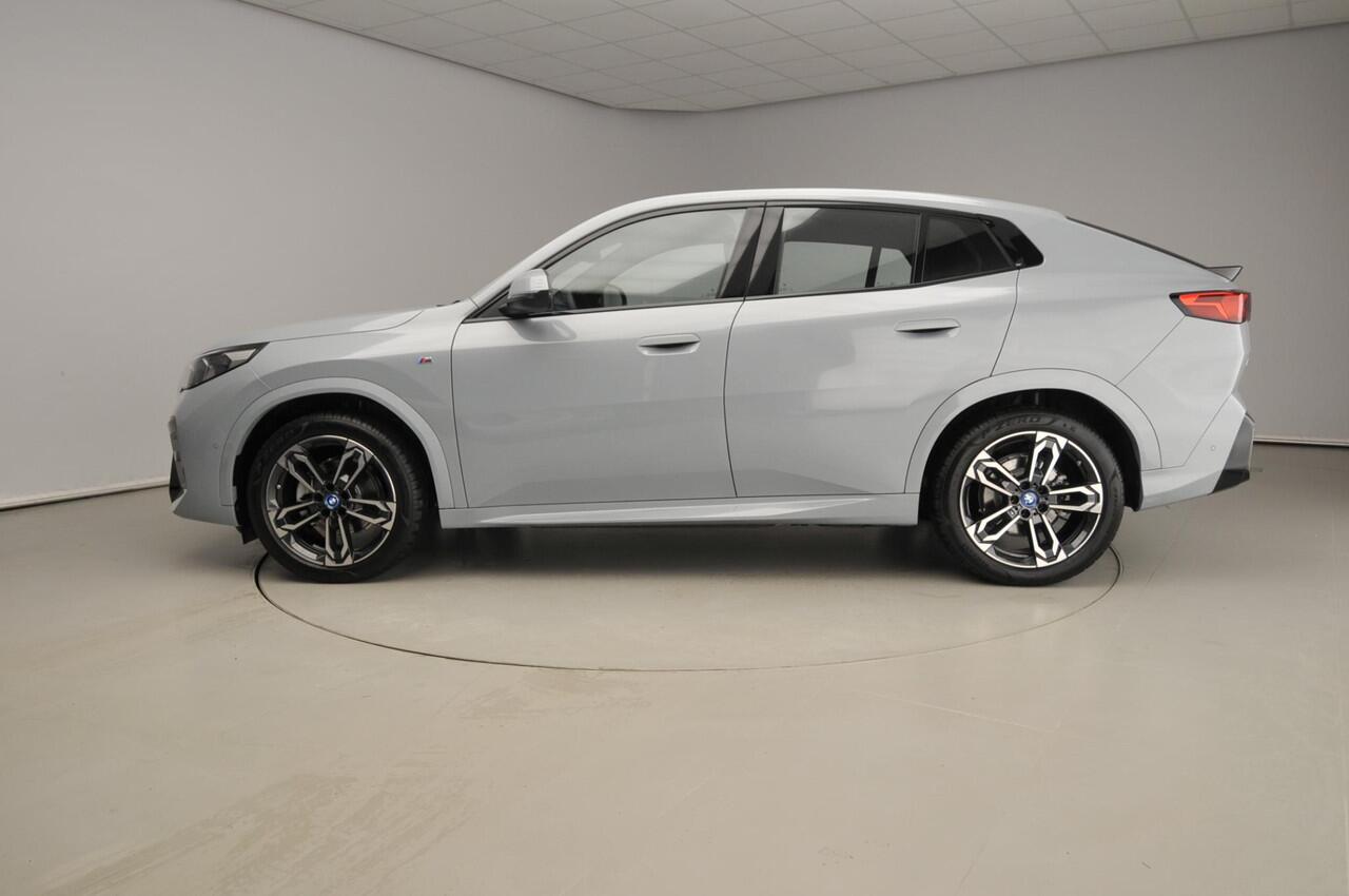 BMW X2 iX2 eDrive20 | M-Sportpakket | LED | Navigatie | Sportstoelen | Stoelverwarming | Adaptief onderstel | DAB | Alu 19 inch