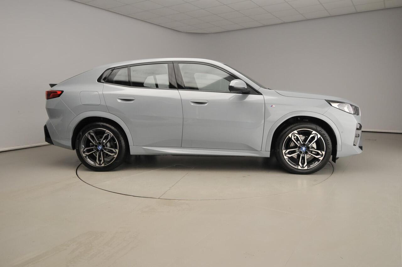 BMW X2 iX2 eDrive20 | M-Sportpakket | LED | Navigatie | Sportstoelen | Stoelverwarming | Adaptief onderstel | DAB | Alu 19 inch