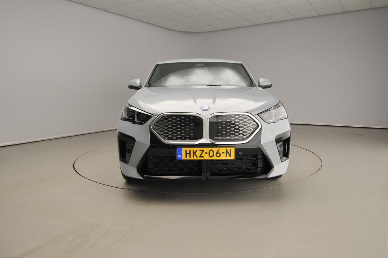 BMW X2 iX2 eDrive20 | M-Sportpakket | LED | Navigatie | Sportstoelen | Stoelverwarming | Adaptief onderstel | DAB | Alu 19 inch