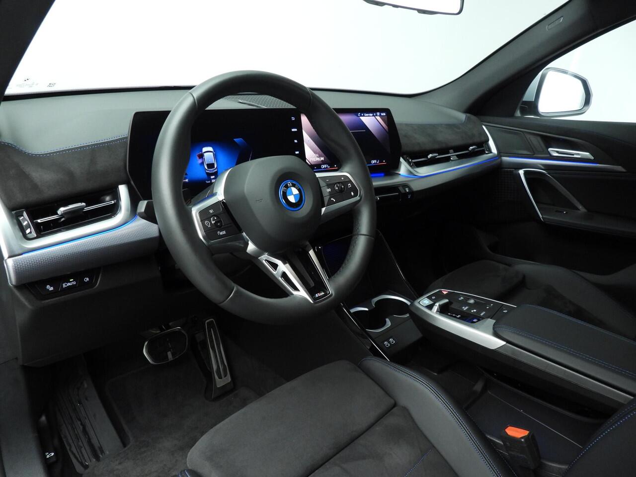 BMW X2 iX2 eDrive20 | M-Sportpakket | LED | Navigatie | Sportstoelen | Stoelverwarming | Adaptief onderstel | DAB | Alu 19 inch