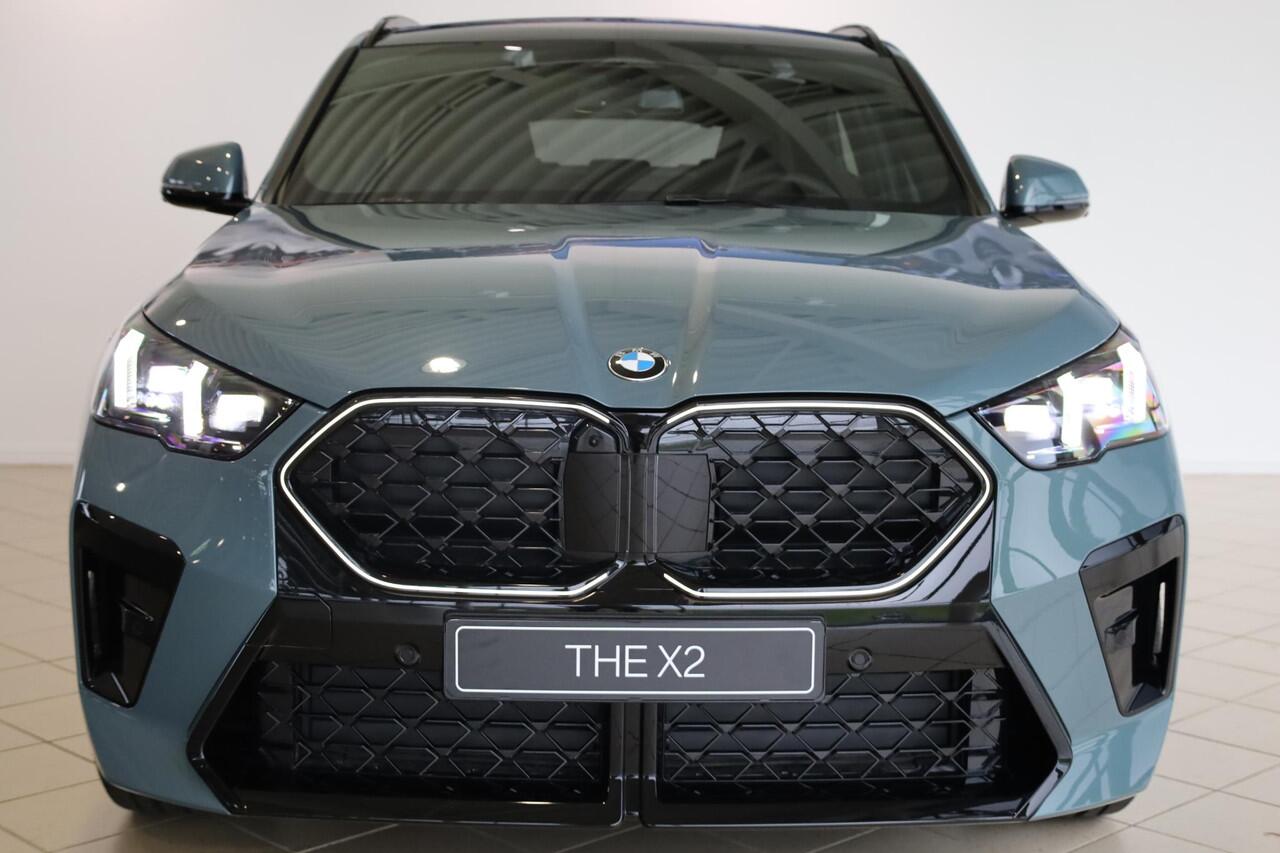 BMW X2 sDrive20i M Sportpakket Pro | Panoramadak | Head-Up | Harman Kardon | Adaptieve Cruise Control | 360 Camera | Stoel & Stuurwielverwarming | Dodehoekdetectie | Adaptieve LED | Trekhaak