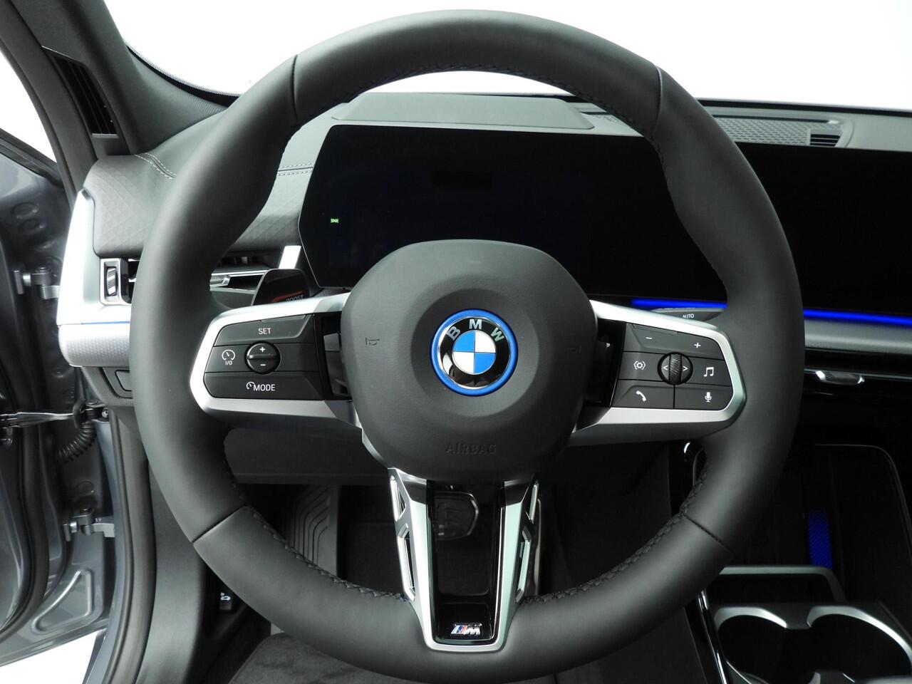 BMW X2 iX2 eDrive20 | M-Sportpakket | LED | HUD | Active cruise | Schuifdak | Trekhaak | DAB | Harman-kardon sound | Alu 19 inch | Ekris Selection