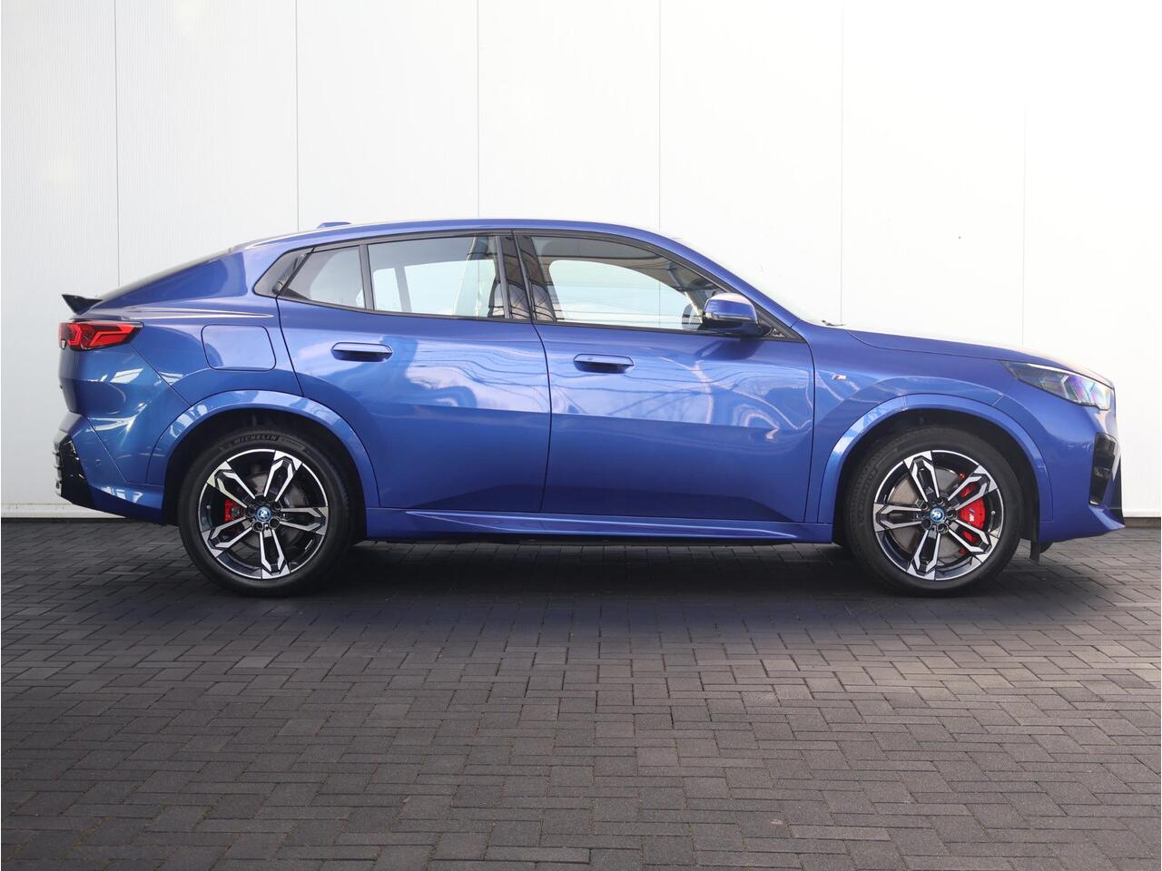 BMW X2 iX2 eDrive20 67 kWh M Sport Edition M Sportpakket Pro/ 19 inch LM/ Comfort Access/ Achteruitrijcamera/ Stoelverwarming/ Sportstoelen