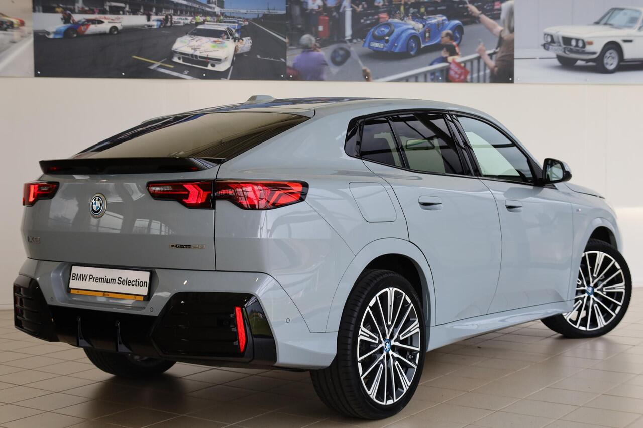 BMW X2 iX2 eDrive20 | M Sport | Leder | Stoelverwarming | Camera | Parkeersensoren Voor en Achter | 20" Multispaak | PS
