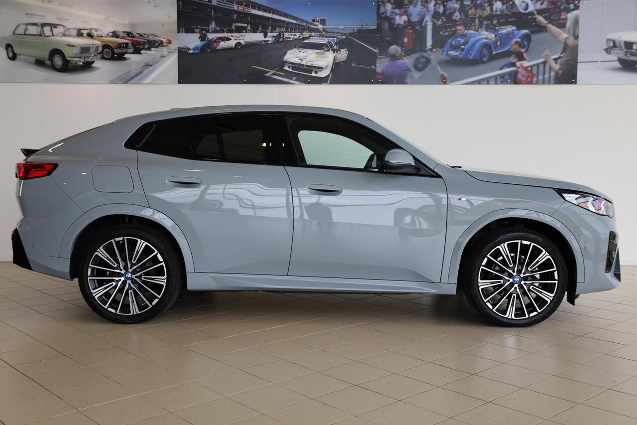 BMW X2 iX2 eDrive20 | M Sport | Leder | Stoelverwarming | Camera | Parkeersensoren Voor en Achter | 20" Multispaak | PS