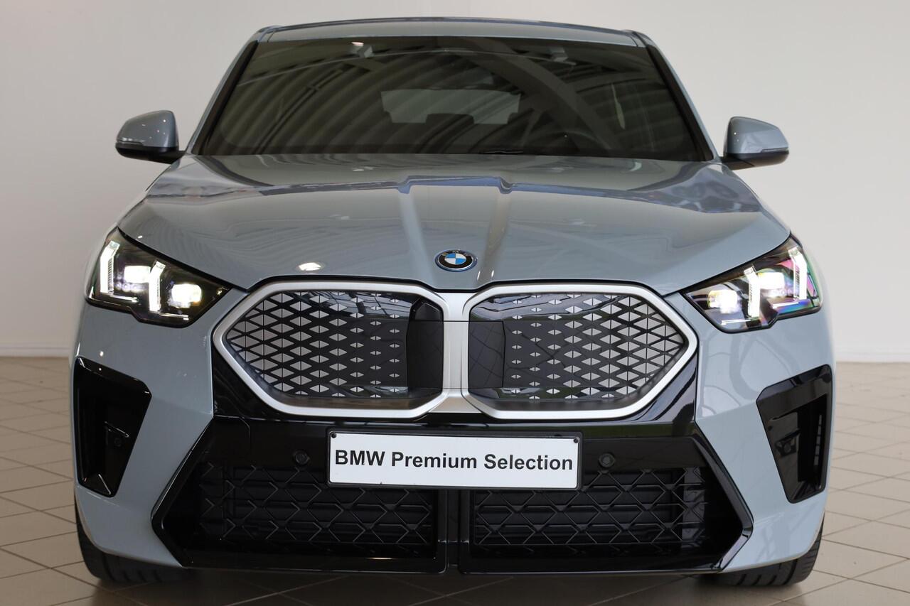 BMW X2 iX2 eDrive20 | M Sport | Leder | Stoelverwarming | Camera | Parkeersensoren Voor en Achter | 20" Multispaak | PS